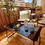 Appartement Spacieux Avec Terrasse, à 150m De La