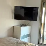 Appartement Spacieux Avec Terrasse, à 150m De La